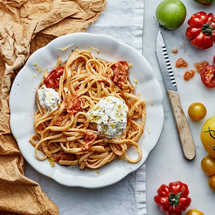 Krämig tomatpasta med burrata